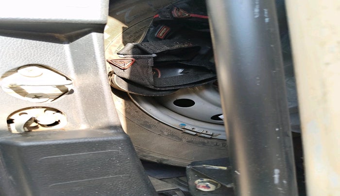 2014 Maruti Wagon R 1.0 LXI CNG, CNG, Manual, 1,11,114 km, tyre