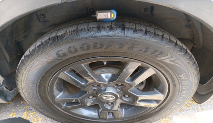 2017 Tata Hexa XT 4X2 7 STR, Diesel, Manual, 1,10,894 km, tyre