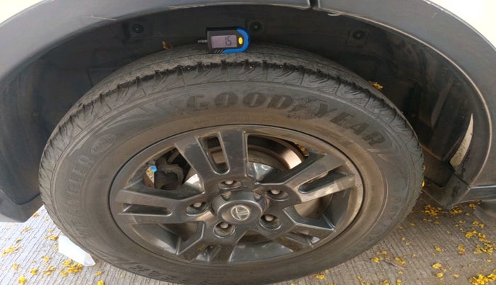 2017 Tata Hexa XT 4X2 7 STR, Diesel, Manual, 1,10,894 km, tyre