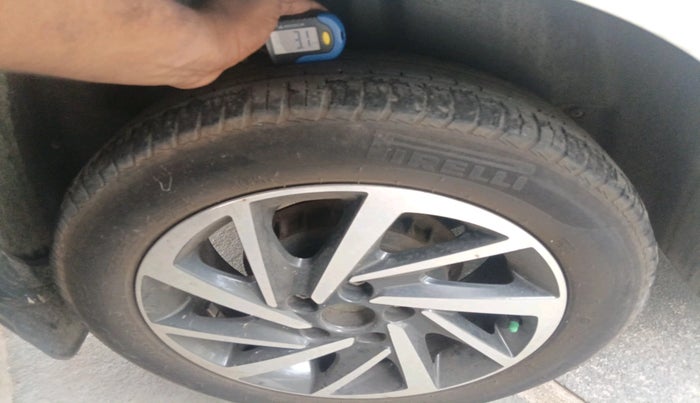 2017 Volkswagen Polo COMFORTLINE 1.2L, Petrol, Manual, 1,11,206 km, tyre