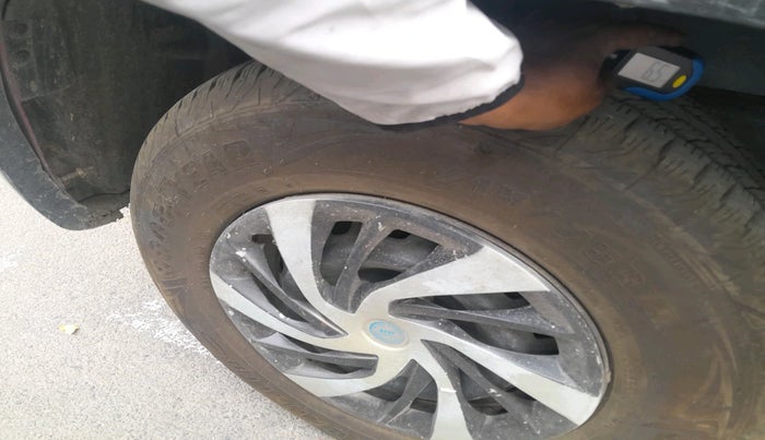 2015 Mahindra TUV300 T6 PLUS, Diesel, Manual, 1,45,606 km, tyre