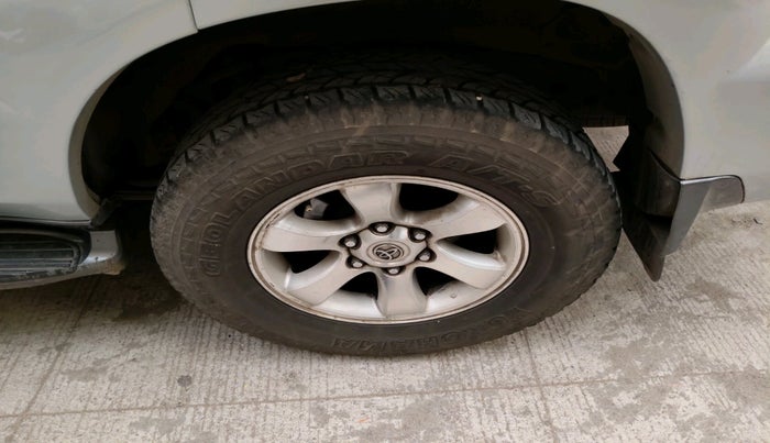 2007 Toyota Land Cruiser Prado VX, Petrol, Automatic, 1,63,465 km, tyre