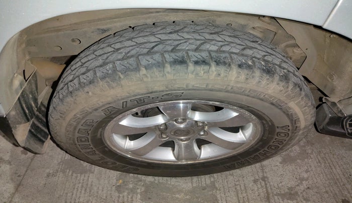 2007 Toyota Land Cruiser Prado VX, Petrol, Automatic, 1,63,465 km, tyre