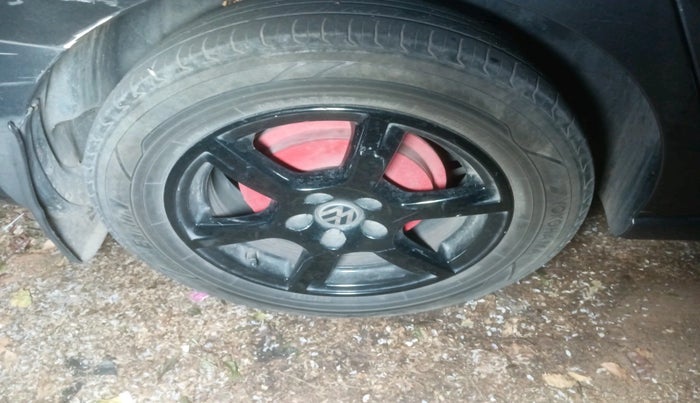 2014 Volkswagen Vento HIGHLINE PETROL AT, Petrol, Automatic, 1,40,259 km, tyre