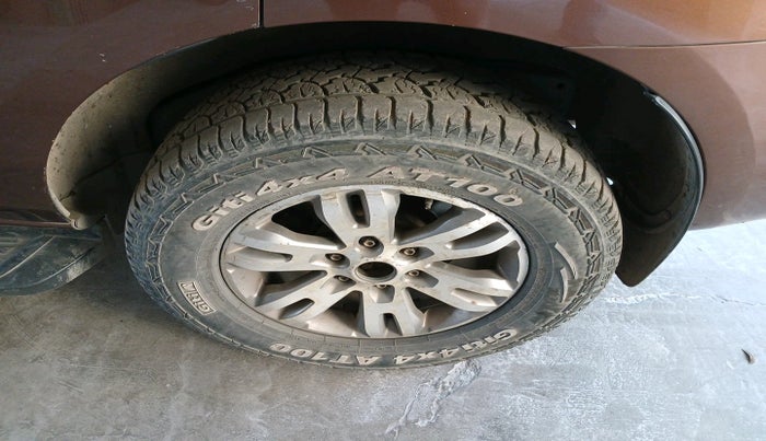 2016 Ford Endeavour TREND 2.2 4X2 AT, Diesel, Automatic, 2,33,122 km, tyre