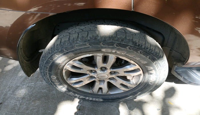 2016 Ford Endeavour TREND 2.2 4X2 AT, Diesel, Automatic, 2,33,122 km, tyre