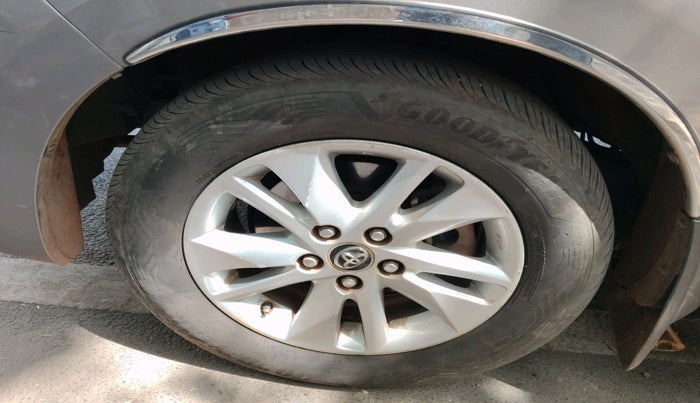 2018 Toyota Innova Crysta 2.4 G 8 STR, Diesel, Manual, 90,959 km, tyre