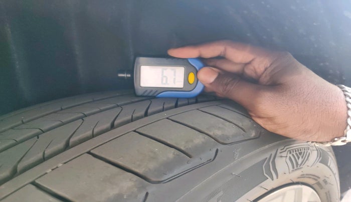 2025 Toyota INNOVA HYCROSS ZX HYBRID 7 STR, Hybrid, Automatic, 2,087 km, tyre