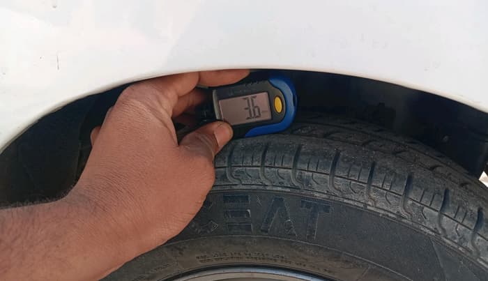 2015 Hyundai Eon ERA +, Petrol, Manual, 25,300 km, tyre