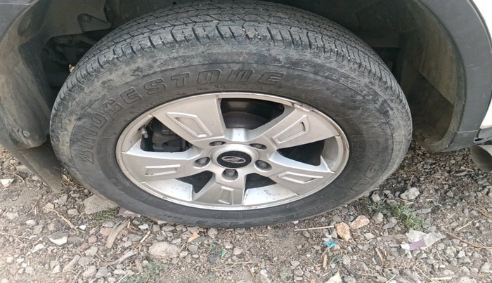 2012 Mahindra XUV500 W8, Diesel, Manual, 2,30,066 km, tyre