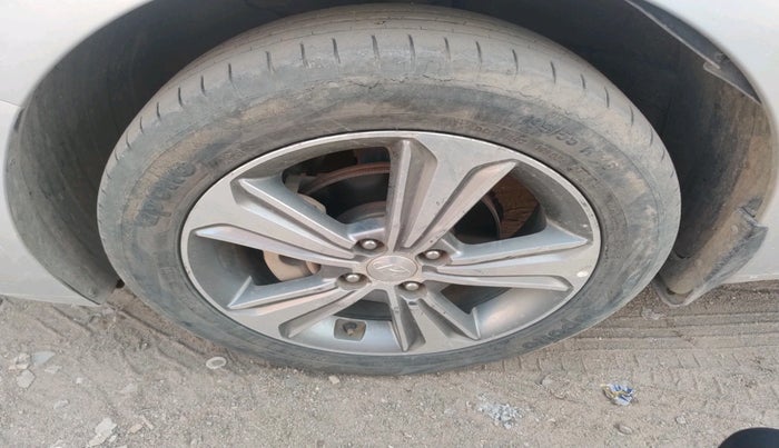 2018 Hyundai Verna 1.6 VTVT SX O, Petrol, Manual, 1,40,745 km, tyre