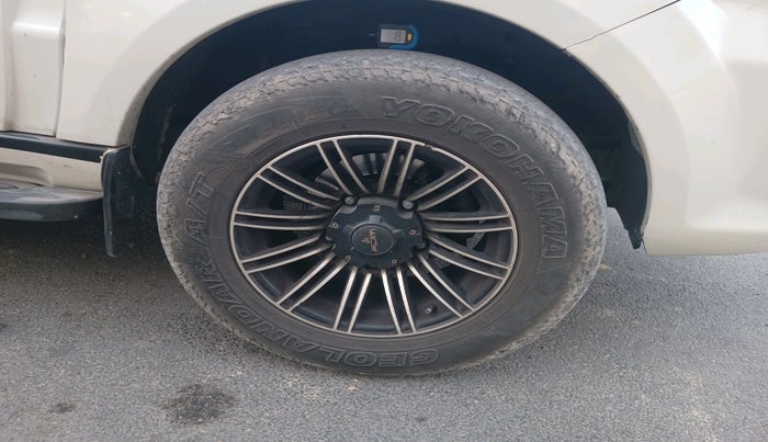 2016 Tata Safari Storme 2.2 EX 4X2, Diesel, Manual, 1,40,085 km, tyre