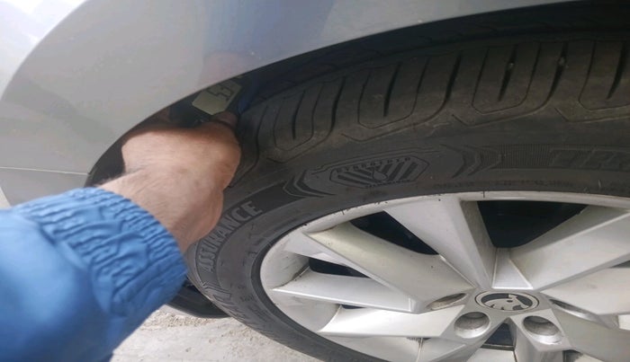 2017 Skoda Superb L&K 1.8 TSI AT, Petrol, Automatic, 1,38,688 km, tyre