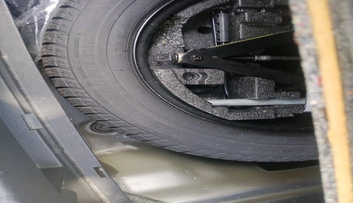 2017 Skoda Superb L&K 1.8 TSI AT, Petrol, Automatic, 1,38,688 km, tyre