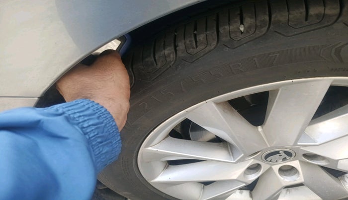 2017 Skoda Superb L&K 1.8 TSI AT, Petrol, Automatic, 1,38,688 km, tyre