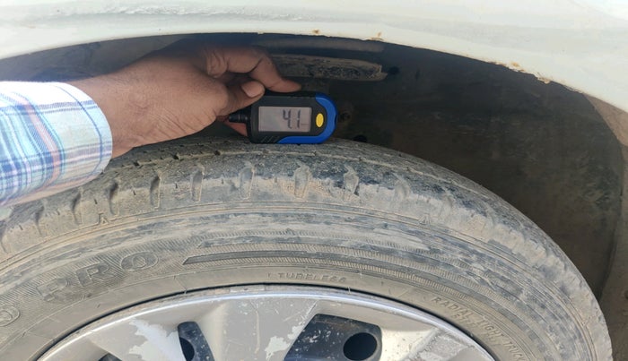 2012 Maruti Swift VXI, CNG, Manual, 1,50,008 km, tyre