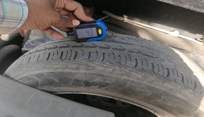 2012 Maruti Swift VXI, CNG, Manual, 1,50,008 km, tyre