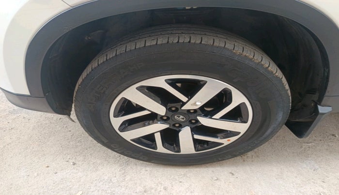 2021 Tata Harrier XZA PLUS 2.0L, Diesel, Automatic, 49,699 km, tyre