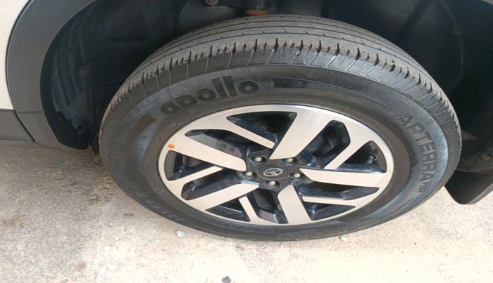 2021 Tata Harrier XZA PLUS 2.0L, Diesel, Automatic, 49,699 km, tyre