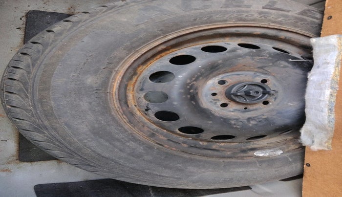 2013 Fiat Linea CLASSIC 1.4 L, Petrol, Manual, 6,899 km, tyre