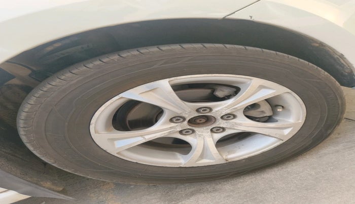 2013 Skoda Rapid AMBITION 1.6 MPI MT, Petrol, Manual, 96,127 km, tyre