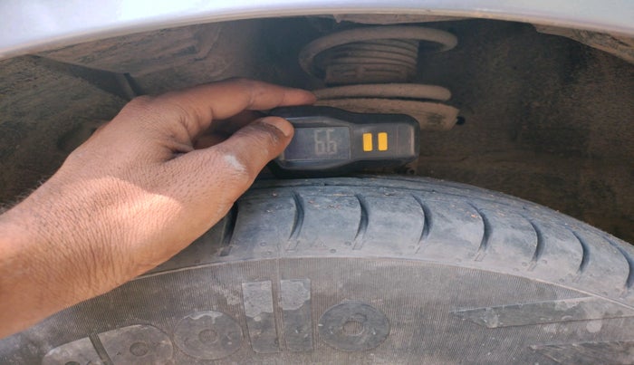 2016 Maruti Swift LXI (O), Petrol, Manual, 1,02,932 km, tyre