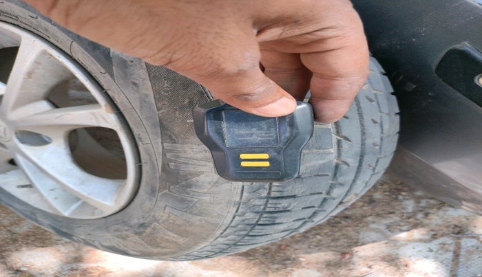 2016 Maruti Swift LXI (O), Petrol, Manual, 1,02,932 km, tyre