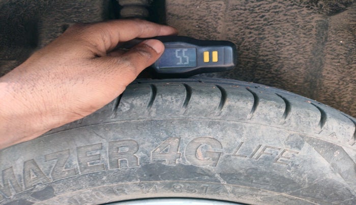 2016 Maruti Swift LXI (O), Petrol, Manual, 1,02,932 km, tyre