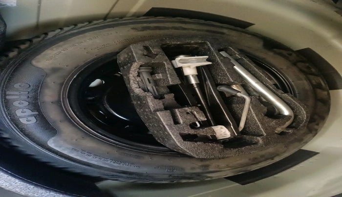 2013 Volkswagen Vento HIGHLINE 1.6 MPI, Petrol, Manual, 79,676 km, tyre