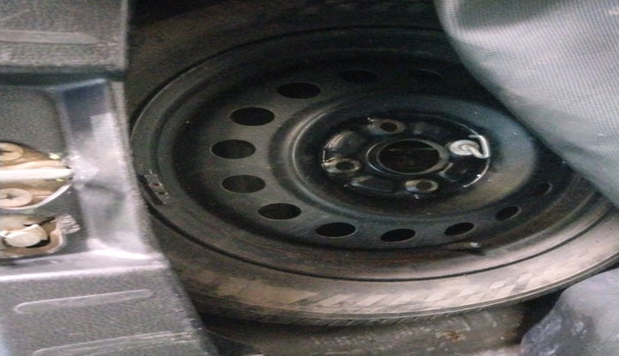 2015 Maruti Wagon R 1.0 VXI, Petrol, Manual, 1,74,453 km, tyre