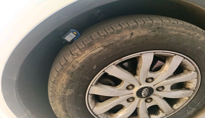 2015 Mahindra XUV500 W10, Diesel, Manual, 1,16,579 km, tyre