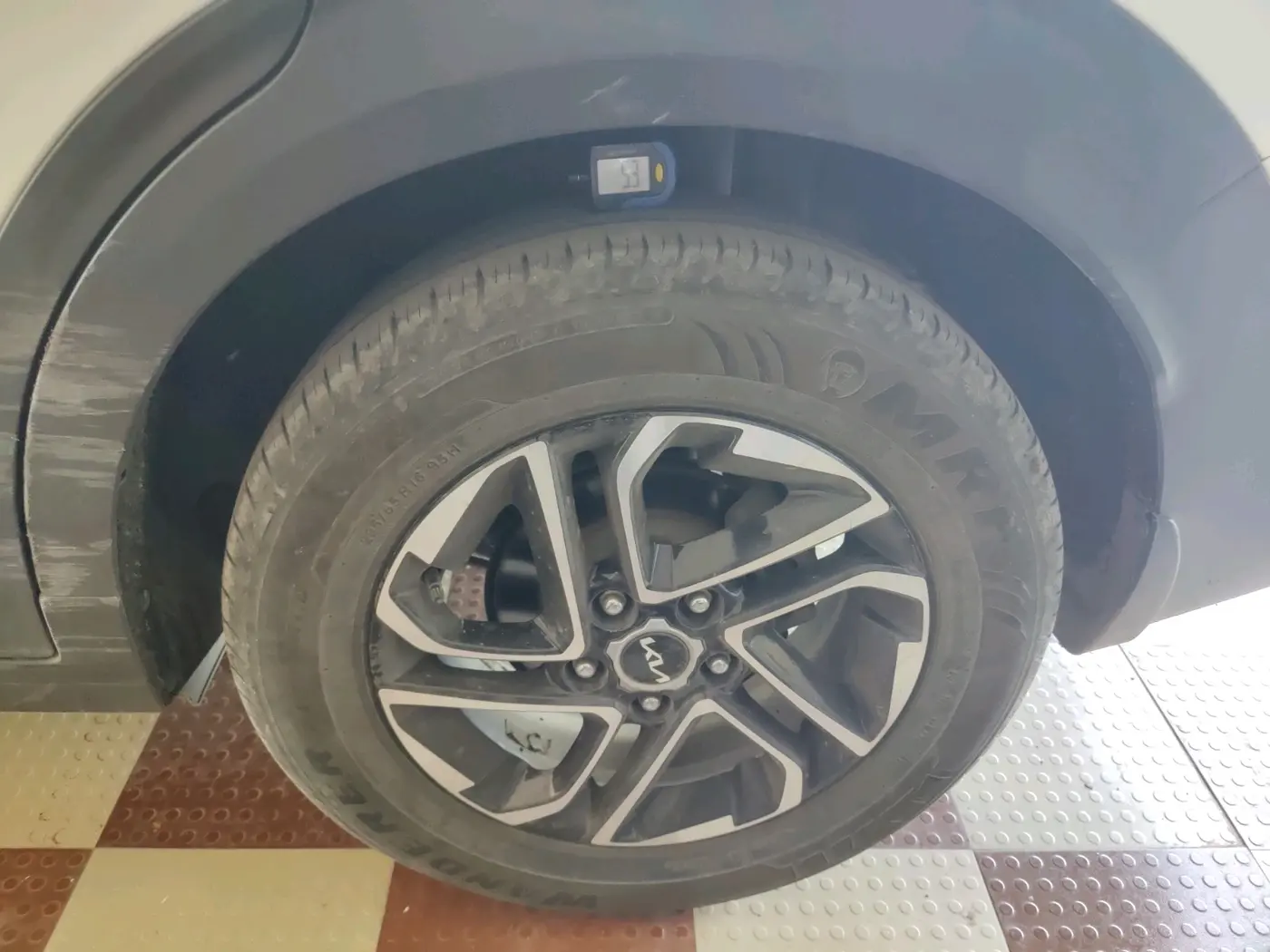 2023 KIA CARENS PRESTIGE PLUS 1.5 PETROL IMT 7 STR, Petrol, Manual, 22,293 km, tyre