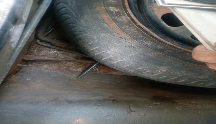 2011 Ford Figo ZXI 1.2 PETROL, Petrol, Manual, 1,17,965 km, tyre