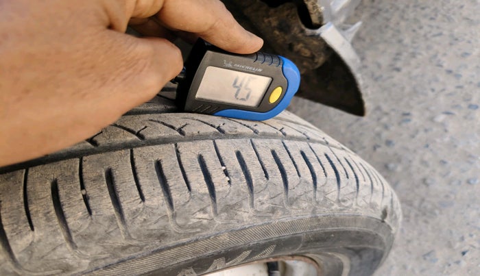 2011 Maruti Eeco 5 STR, Petrol, Manual, 92,103 km, tyre