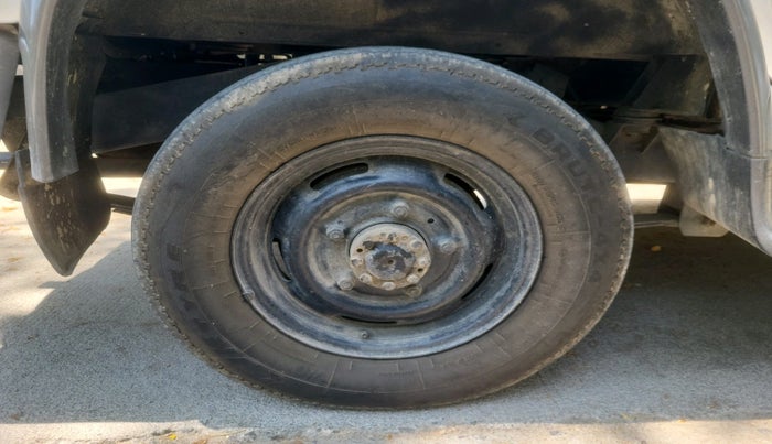 2005 Mahindra Bolero GLX, Diesel, Manual, 2,15,280 km, tyre