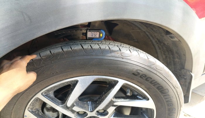 2025 Mahindra XUV 3XO AX5 1.2 L TCMPFI AT, Petrol, Automatic, 4,042 km, tyre