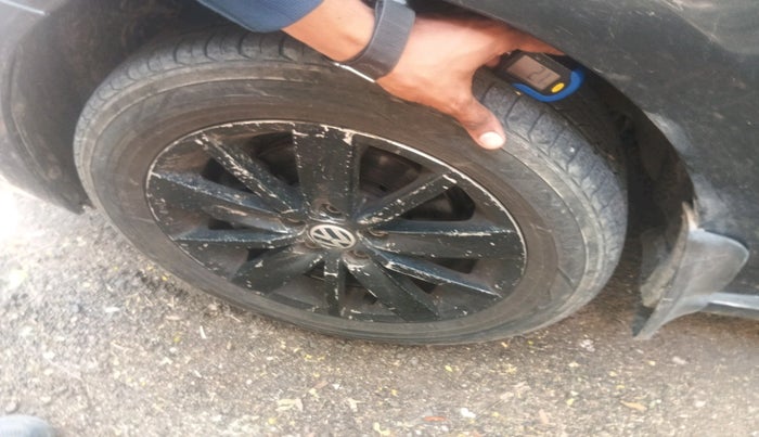 2016 Volkswagen Polo HIGHLINE1.2L, Petrol, Manual, 1,41,065 km, tyre