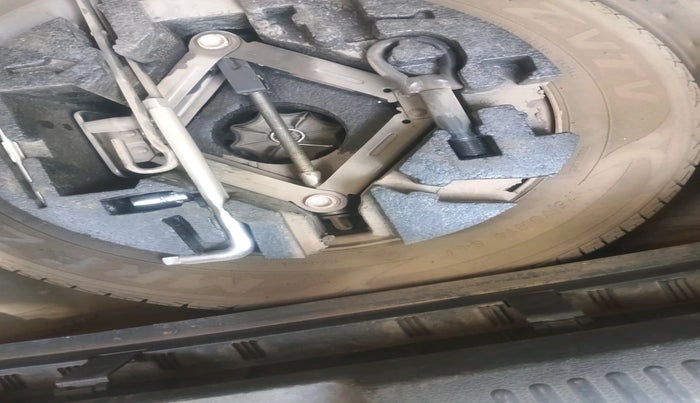 2016 Volkswagen Polo HIGHLINE1.2L, Petrol, Manual, 1,41,065 km, tyre