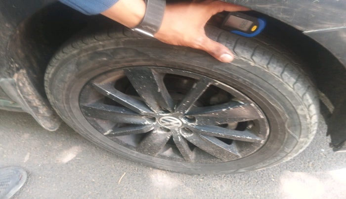 2016 Volkswagen Polo HIGHLINE1.2L, Petrol, Manual, 1,41,065 km, tyre