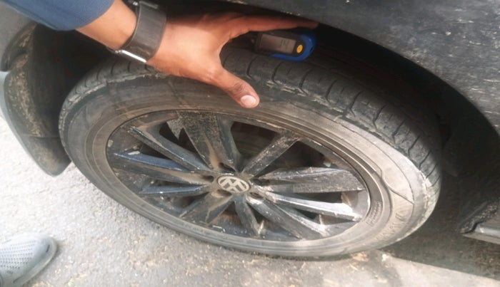 2016 Volkswagen Polo HIGHLINE1.2L, Petrol, Manual, 1,41,065 km, tyre