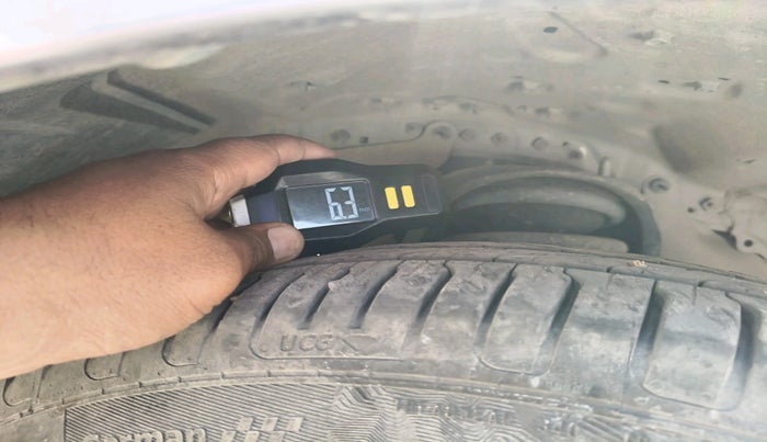 2017 Toyota Innova Crysta 2.4 VX 8 STR, Diesel, Manual, 1,37,472 km, tyre