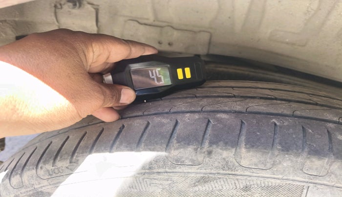 2017 Toyota Innova Crysta 2.4 VX 8 STR, Diesel, Manual, 1,37,472 km, tyre