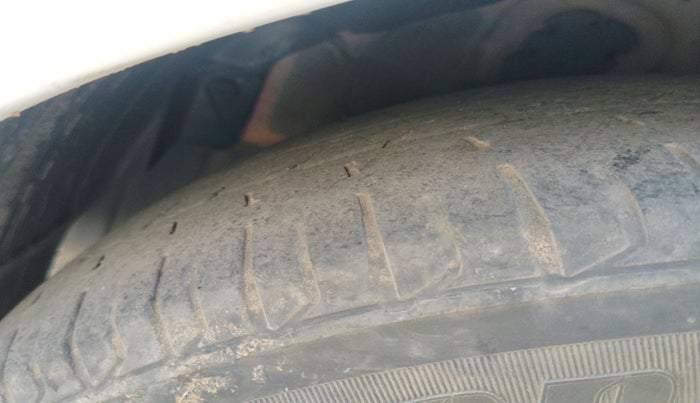 2012 Hyundai Verna FLUIDIC 1.6 CRDI EX, Diesel, Manual, 2,08,167 km, tyre