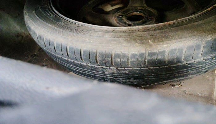 2012 Hyundai Verna FLUIDIC 1.6 CRDI EX, Diesel, Manual, 2,08,167 km, tyre