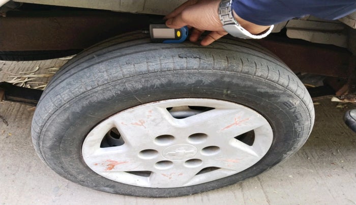 2012 Chevrolet Tavera NEO 3 MAX 10 STR BS III, Diesel, Manual, 1,61,358 km, tyre