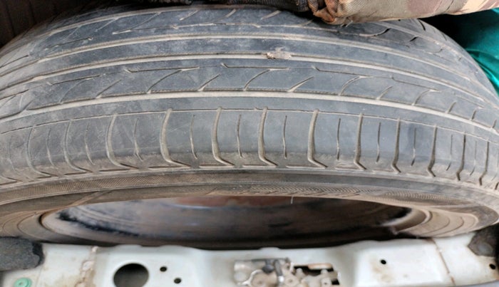 2017 Mahindra Kuv100 K8 6 STR, CNG, Manual, 1,26,425 km, tyre