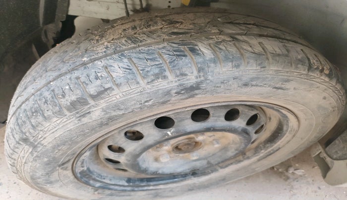 2013 Maruti Ertiga VXI, CNG, Manual, 99,453 km, tyre