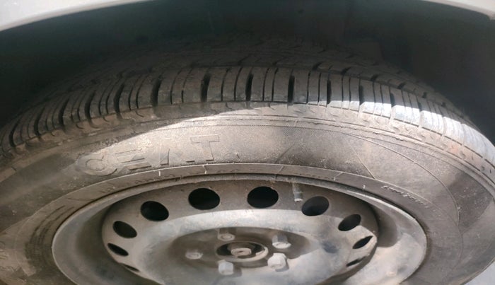 2013 Maruti Ertiga VXI, CNG, Manual, 99,453 km, tyre