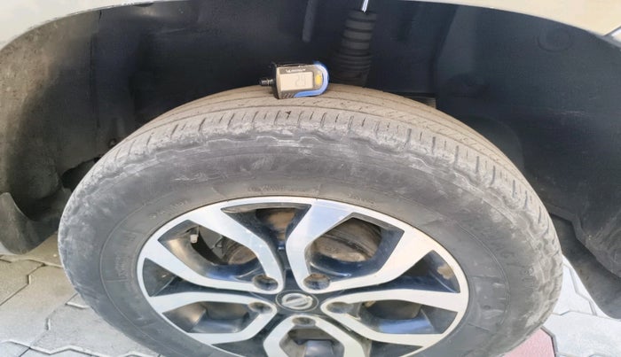 2014 Nissan Terrano XL (D), Diesel, Manual, 1,62,275 km, tyre