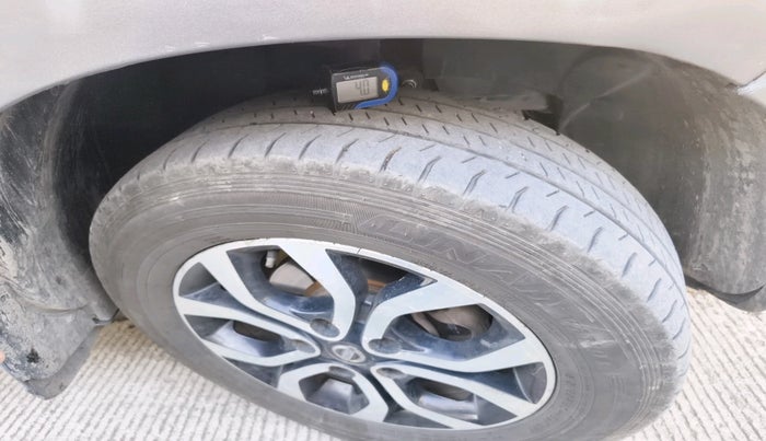 2014 Nissan Terrano XL (D), Diesel, Manual, 1,62,275 km, tyre